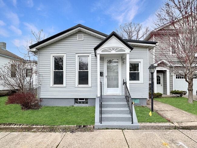 property at 810 W 2nd St