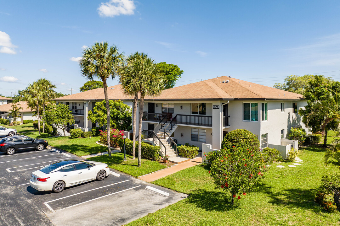 5750 Phoenix Palm Ct in Delray Beach, FL - Foto de edificio