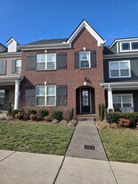 369 Carriage House Ln in Hendersonville, TN - Building Photo