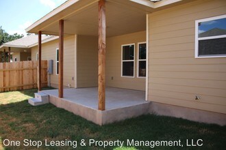 305 Hickory St-Unit -Unit B in Smithville, TX - Foto de edificio - Building Photo