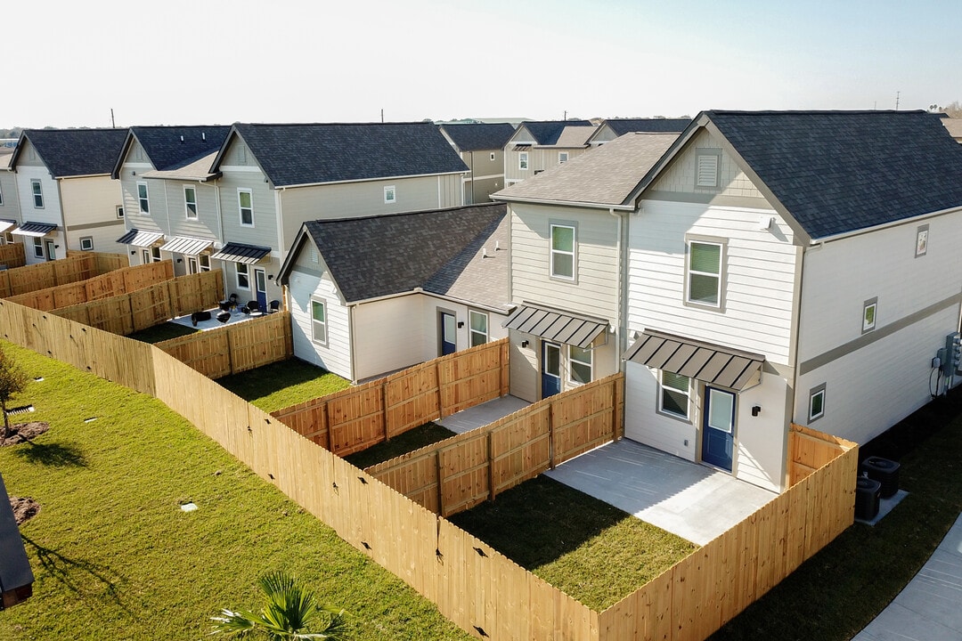 Country Lane Townhomes in Victoria, TX - Building Photo