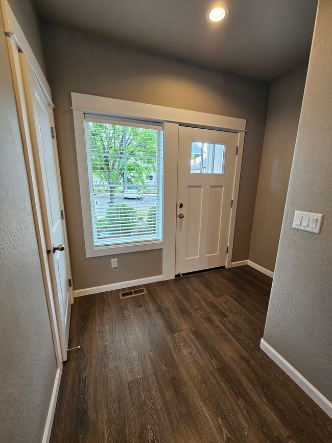 3591 Juanipero Way in Medford, OR - Building Photo - Building Photo