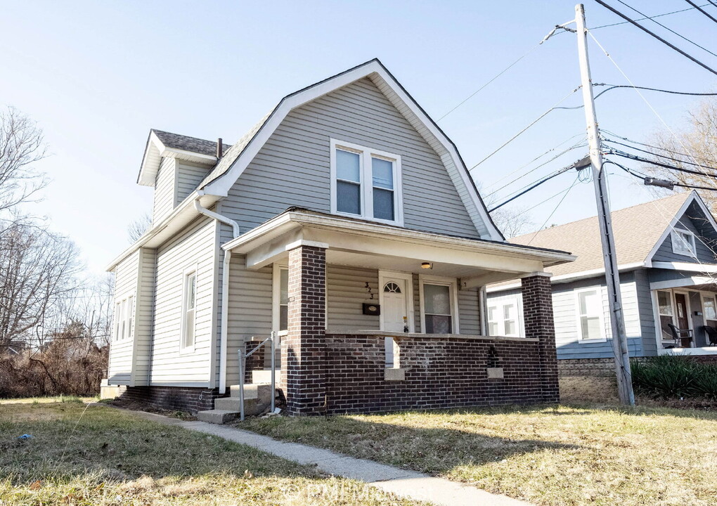 323 W 40th St in Indianapolis, IN - Foto de edificio