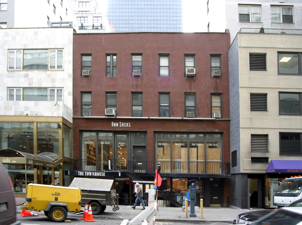 204-206 E 58th St in New York, NY - Building Photo