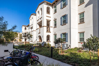 Valencia Garden Apartments in Orange, CA - Building Photo - Building Photo