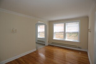 433 W Roscoe St, Unit A02W in Chicago, IL - Building Photo