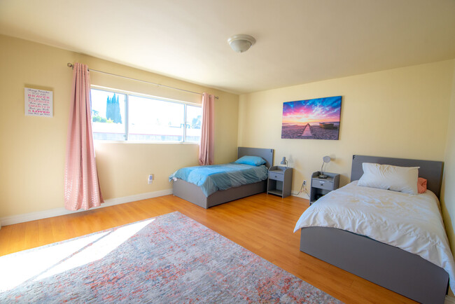 7744 Mary Ellen Ave in North Hollywood, CA - Foto de edificio - Building Photo