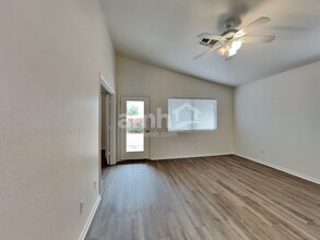 9323 E Osage Ave in Mesa, AZ - Foto de edificio - Building Photo