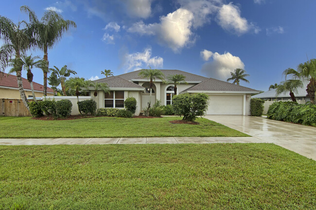 13725 Folkestone Cir in Wellington, FL - Building Photo - Building Photo