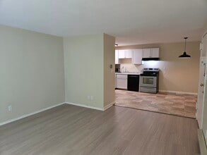 131 N Main St in Branford, CT - Building Photo - Building Photo