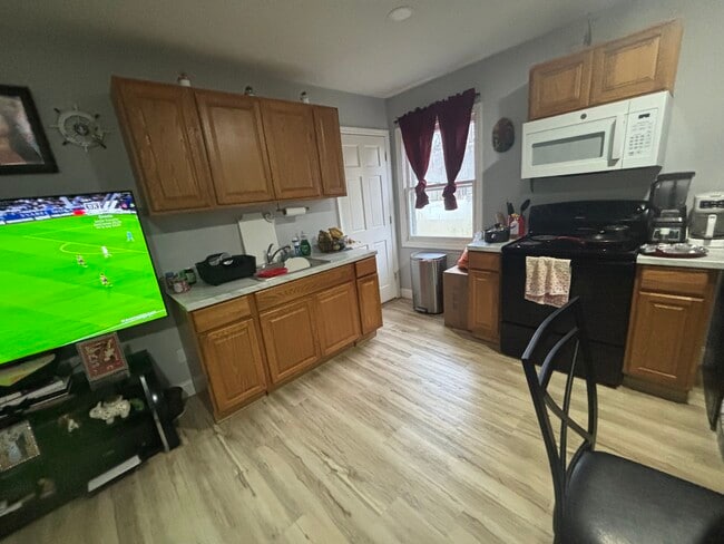 63 Wedgewood Dr, Unit Pablo B in Coram, NY - Foto de edificio - Building Photo