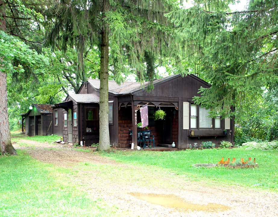 9033 Sunnydale Ave NE in Canton, OH - Building Photo