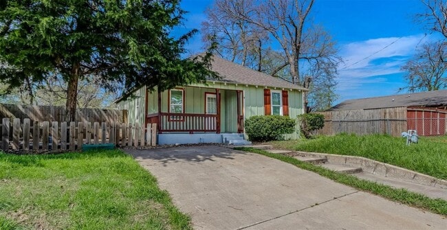 property at 902 Davy Crockett St
