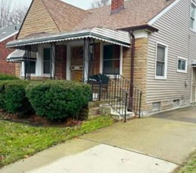 property at 18667 Algonac St
