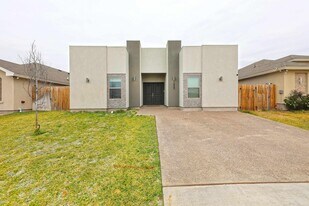 1025 La Muralla St in Laredo, TX - Building Photo