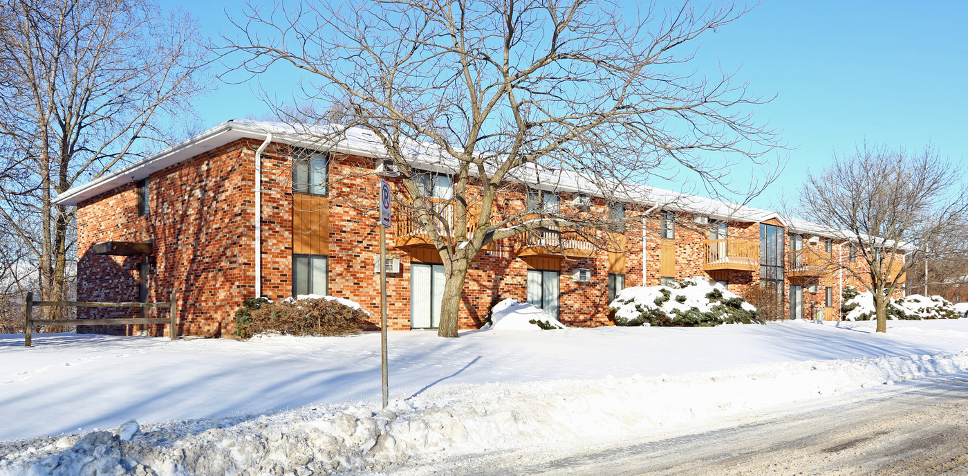 Cedar Bend Apartments in Racine, WI - Foto de edificio