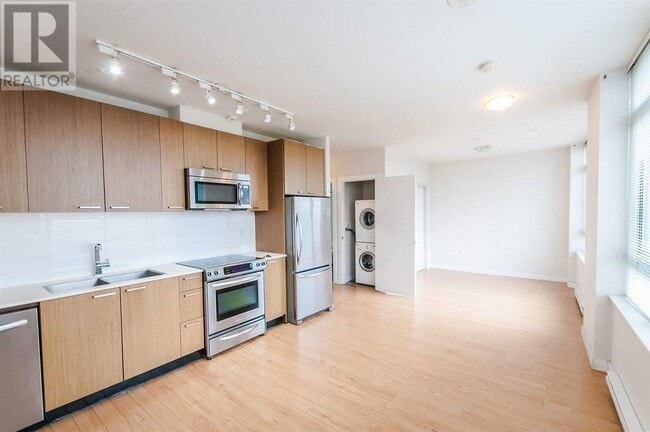 property at 717-221-221 Union St