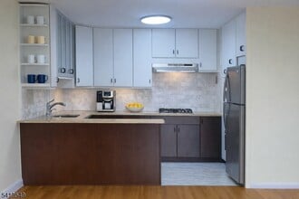 530 Valley Rd in Montclair, NJ - Building Photo - Building Photo