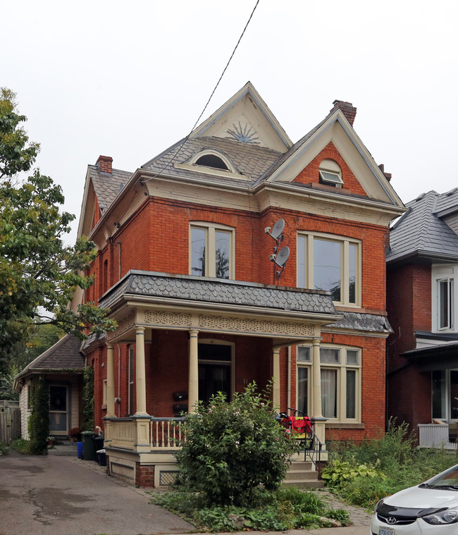 30 Ontario Ave in Hamilton, ON - Building Photo - Primary Photo