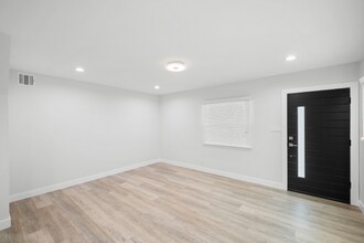 623 E Chevy Chase Dr, Unit C in Glendale, CA - Foto de edificio - Building Photo