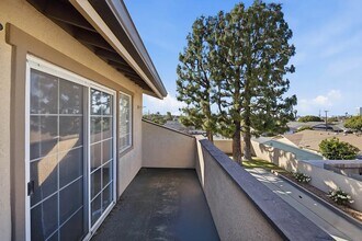 17601 Newland St in Huntington Beach, CA - Foto de edificio - Building Photo