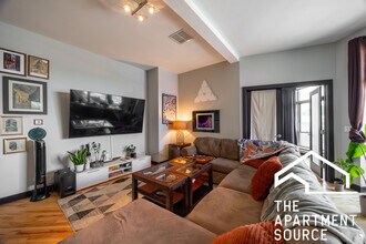 2348 N Lister Ave, Unit 305 in Chicago, IL - Foto de edificio - Building Photo