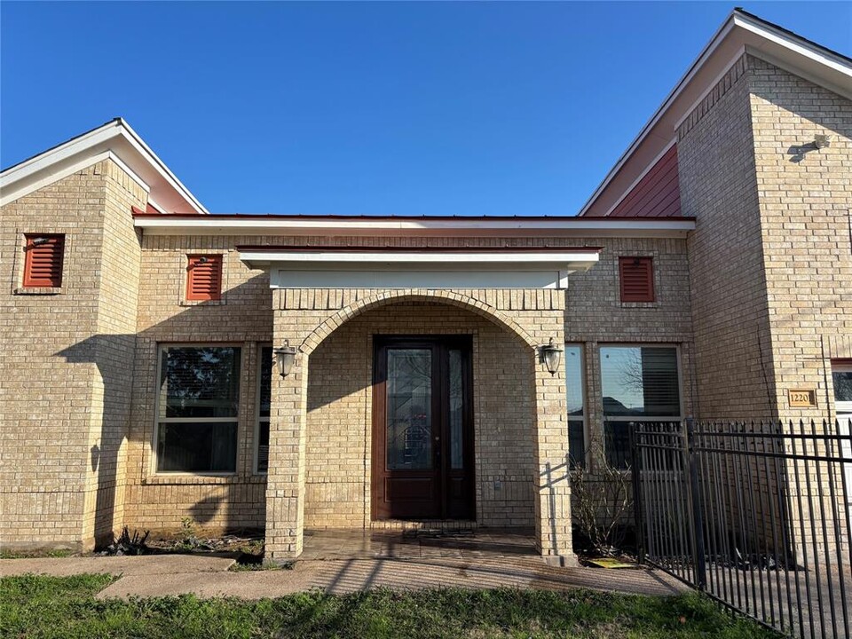 12201 Hulsey Rd in Manor, TX - Building Photo