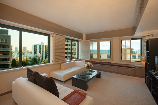 10520 Wilshire Blvd, Unit #1207 in Los Angeles, CA - Foto de edificio - Building Photo