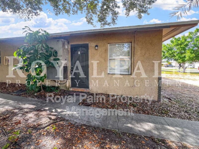 13037 First St in Ft. Myers, FL - Foto de edificio - Building Photo