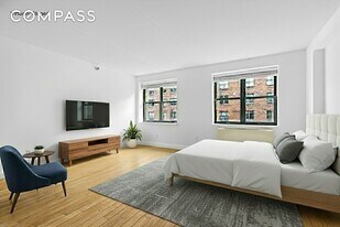 516 W 47th St in New York, NY - Building Photo