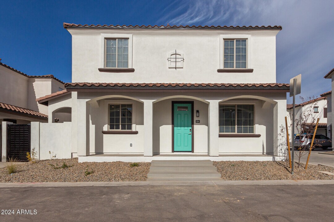 7621 E University Dr in Mesa, AZ - Building Photo