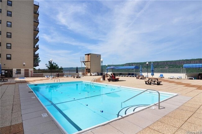 1085 Warburton Ave in Yonkers, NY - Building Photo - Building Photo