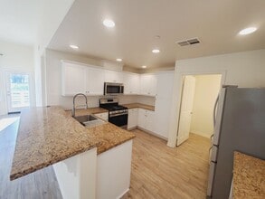 992 Los Angeles Ave in Ventura, CA - Building Photo - Building Photo