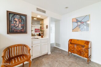 8129 E Del Laton Dr in Scottsdale, AZ - Building Photo - Building Photo