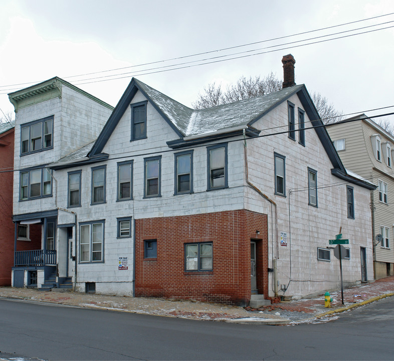 1502-1502 1/2 13th St in Altoona, PA - Building Photo