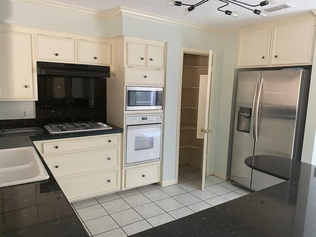 property at 5 Bendwood Dr