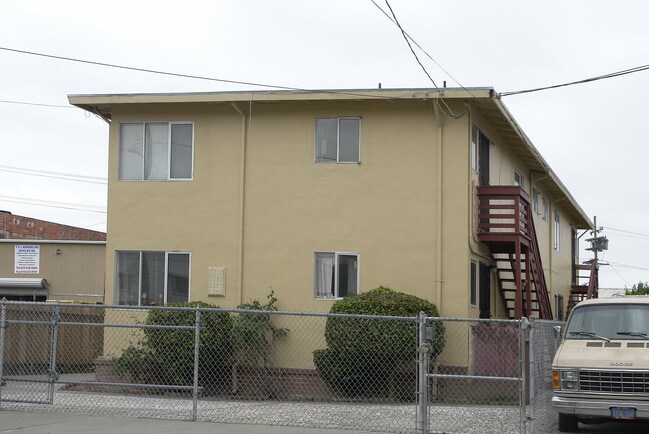 5805-5811 Walnut St in Oakland, CA - Foto de edificio - Building Photo