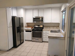 2100 Pinon Springs Cir, Unit C in Bakersfield, CA - Building Photo - Building Photo