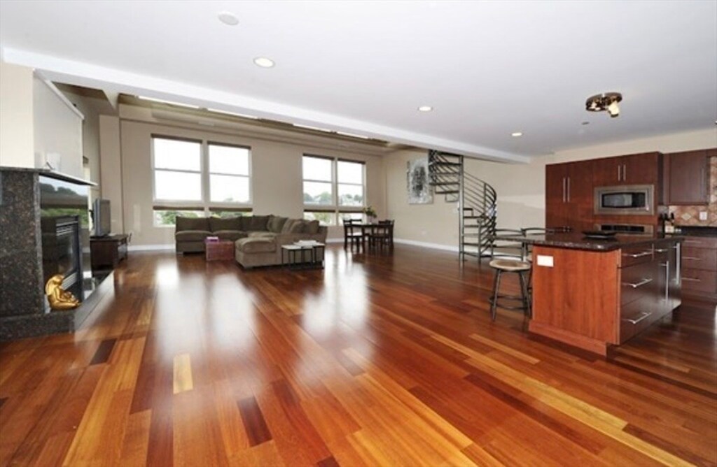 10 Ocean Ave in Revere, MA - Building Photo