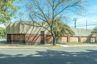 On Broadway in Sacramento, CA - Building Photo - Building Photo