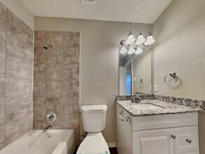 605 Red Coat Ln in Arlington, TX - Foto de edificio - Building Photo