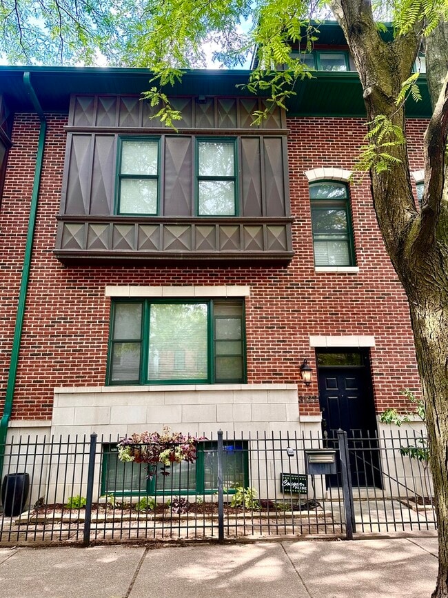 property at 3122 N Paulina St
