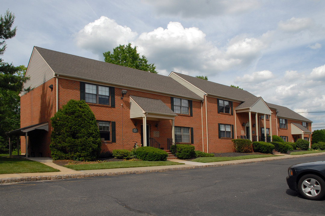 Heather Hill Apartments in Somerville, NJ - Foto de edificio