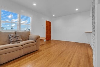 1300 W 83rd Pl in Los Angeles, CA - Building Photo - Building Photo