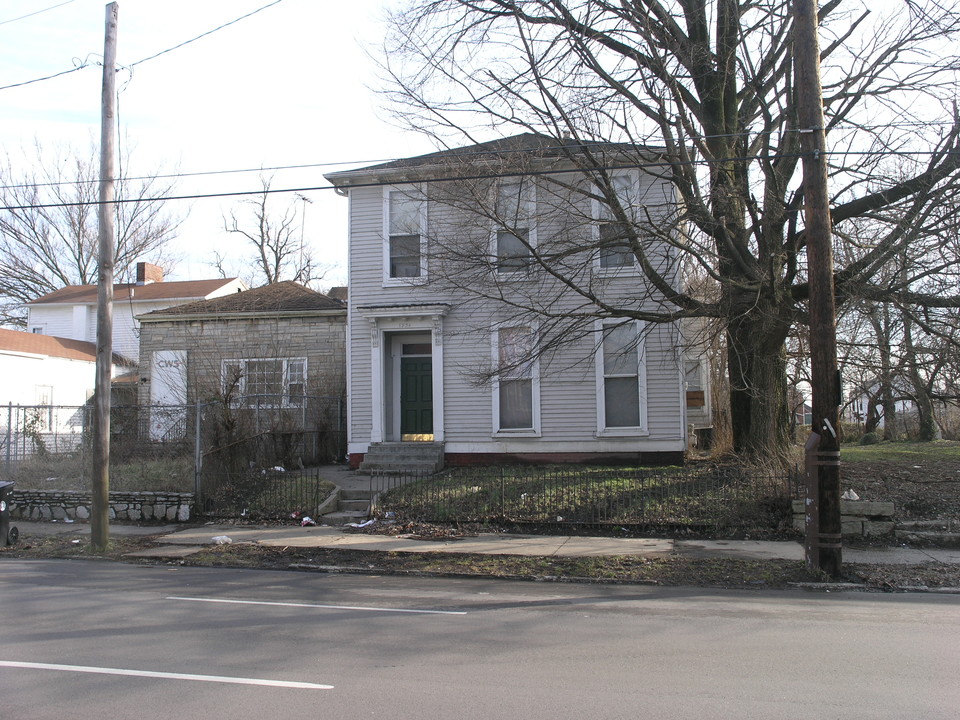 Chestnut Manor in Louisville, KY - Building Photo