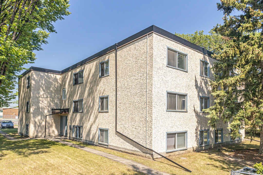 Robraine Condominium in Edmonton, AB - Building Photo