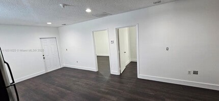11700 SW 220th St in Miami, FL - Foto de edificio - Building Photo