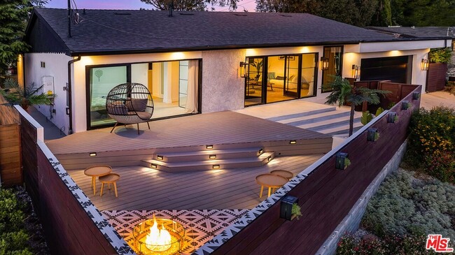 5102 Escobedo Dr in Los Angeles, CA - Foto de edificio - Building Photo