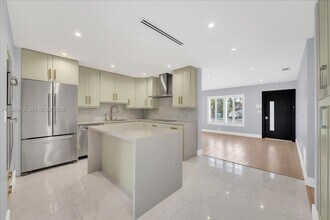 10330 SW 51st St in Miami, FL - Building Photo - Building Photo