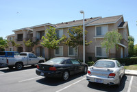 Summerhill Apartments in Bakersfield, CA - Foto de edificio - Building Photo